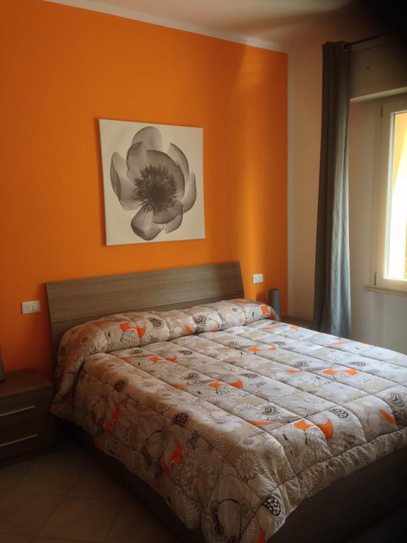 Perla Del Lago Rent Apartments Σιρμιόνε Δωμάτιο φωτογραφία