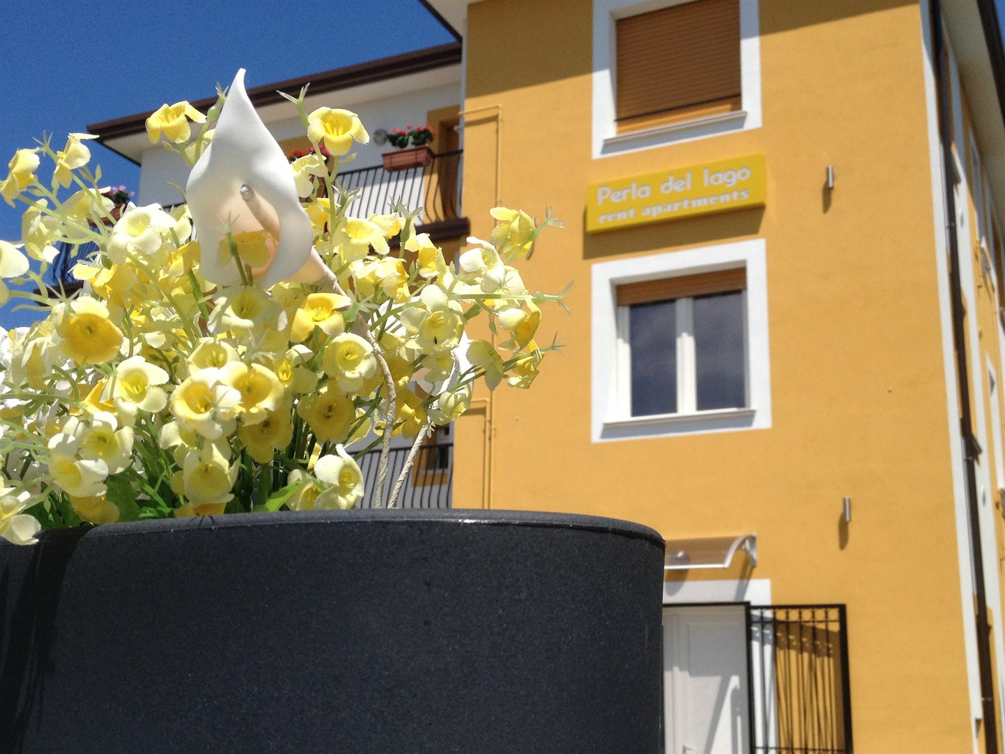 Perla Del Lago Rent Apartments Σιρμιόνε Εξωτερικό φωτογραφία