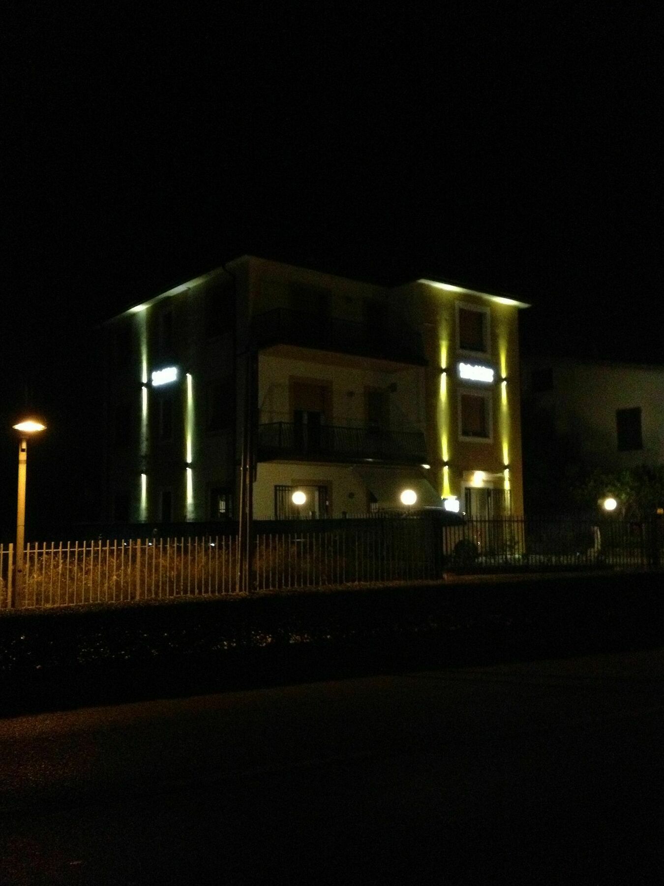 Perla Del Lago Rent Apartments Σιρμιόνε Εξωτερικό φωτογραφία